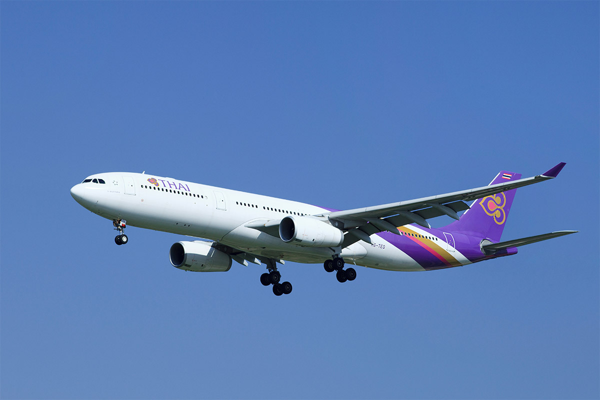 Thai airline aircraft landing demonstrating Thailand's connectivity for international casino visitors and VIP gaming clients